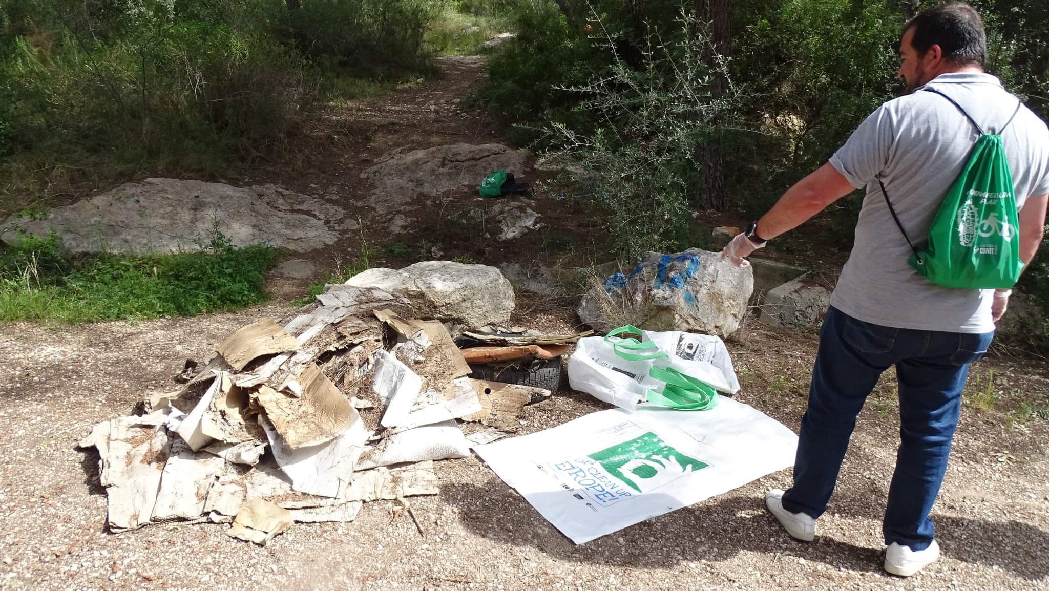 Read more about the article Una vintena de voluntaris recullen 320kg de residus del Bosc de Cal Ros
